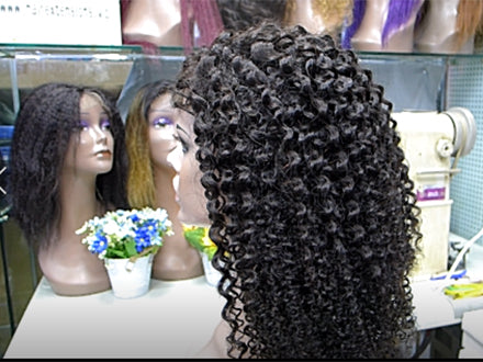 peruca encaracolada tão bonita, de alta densidade que fizemos em nossa loja de cabelo. comprimento da peruca 20 ". com design de fechamento 4*4", 100 $ um pcs